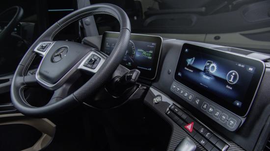 Nya Actros får en helt ny digital instrumentering med touchfunktioner, i samma stil som märkets personbilar.