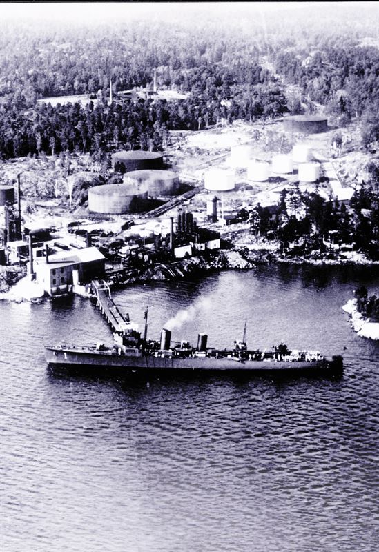 <span>Det brittiska fartyget S/S Earl anländer till raffinaderiet med den första lasten råolja som tagits till Sverige med båt.</span>