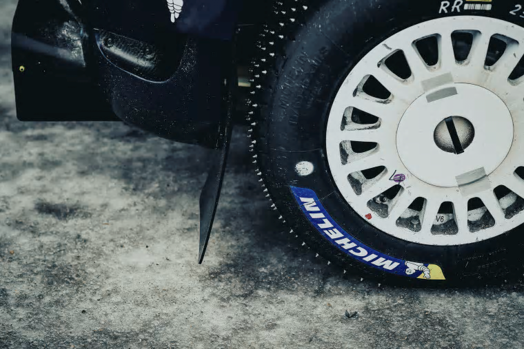Arbeskos skyddsskor nu med rallydäck från Michelin.