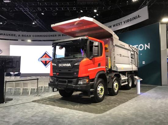 En Scanialastbil anpassad för krävande transporter inom gruvindustrin finns utställd i Navistars monter vid den pågående mässan North American Commercial Vehicle Show i Atlanta, USA.