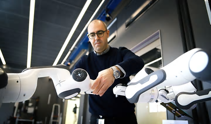 Det nya forskningsprojektet AutoDPP, som sker i samarbete mellan Alfred Nobel Science Park, &Ouml;rebro universitet och Epiroc, ska få robotarmar att röra sig självständigt men på samma gång vara medvetna om varandra.