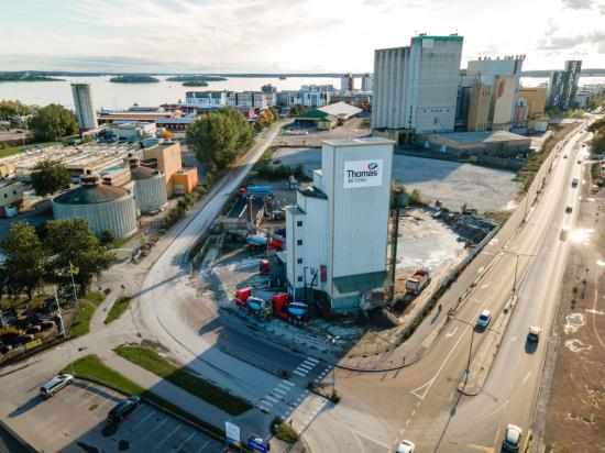 Sveriges äldsta betongfabrik i drift lämnar nu plats för utveckling av Mälarportsområdet i Västerås.