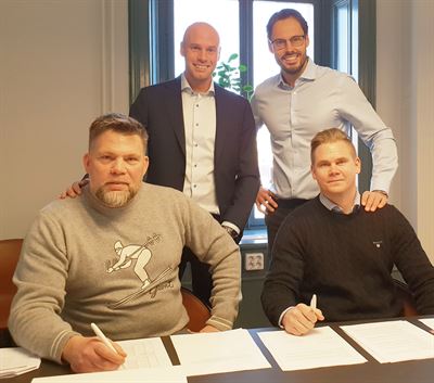 Joakim Ihrfors, Johan Larsson, Robin Boheman och Magnus Ihrfors skriver kontrakt.
