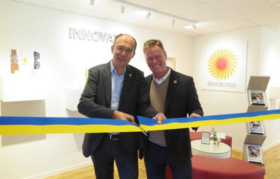 Fr v <span>Gilles van Nieuwenhuyzen, divisionschef, </span> och Peter Torstensson, nordenchef, inviger den nyrenoverade DesignStudion i Jönköping.