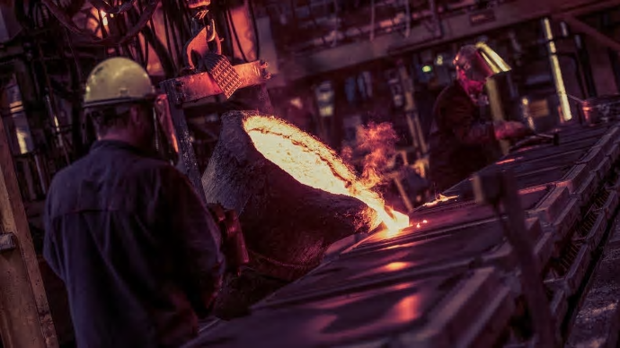 Påfyllning av stål i gjutformar i produktionen på AB Bruzaholms Bruk.