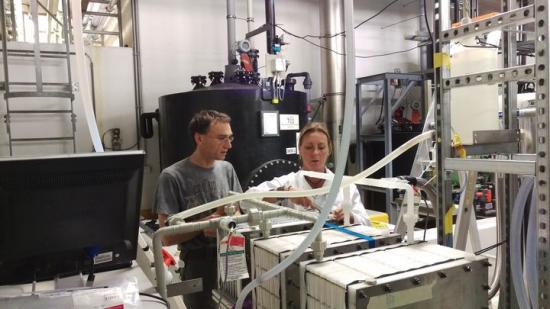Jan Coenen, imec, och Miriam &Aring;slin, Xzero, testar Xzeros utrustning på imec.