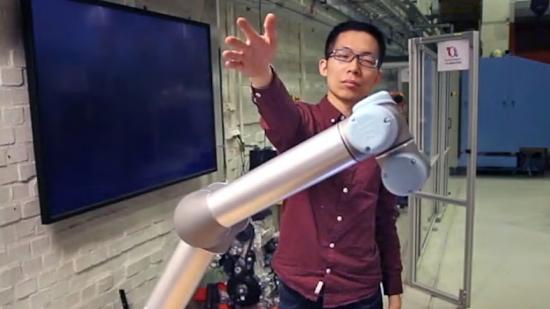 Robottekniken har testats tillsammans med människor. Här är det KTH-forskaren Hongyi Liu som interagerar med roboten.