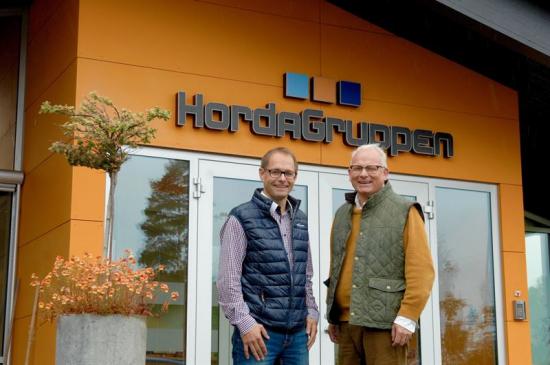 Sedan den 1 september är det Andreas Helmersson (till vänster) som är vd för HordaGruppen med verksamheter i bland annat Horda och Bor. ”HordaGruppen har fått en fantastisk ledare”, säger företagets huvudägare och tidigare vd Lars Lejon.