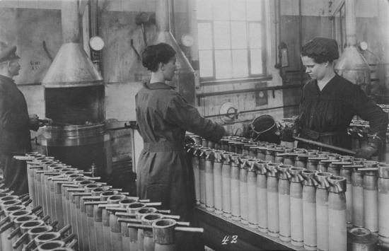<span><span>Arbetare vid tysk ammunitionstillverkning under första världskriget.</span></span>
