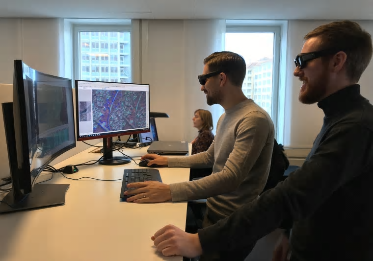 Swecos miljökonsulter Staffan Arleskär och Niklas Anderberg tolkar flygbilder i 3D.
