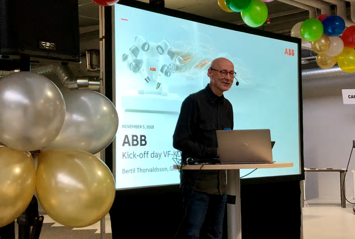 De 7 partnerföretagen gav presentationer om förväntningarna på forskningsprofilen utifrån den digitala fabriken och Industri 4.0. Här Bertil Thorvaldsson från ABB.