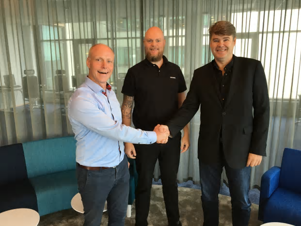 Från vänster: Niklas Richardsson, försäljningschef och Jörgen Petersson, servicechef på Yaskawa Nordic samt Mats Boström, vd för IRS.