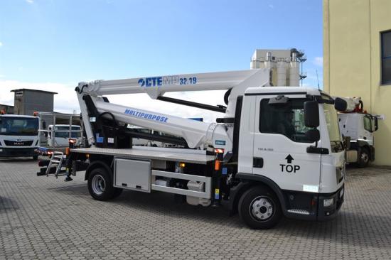 CTE Spa, Italien, har utvecklat en liten lastbilsmonterad skylift med enastående mångsidighet, höjd och räckvidd.
