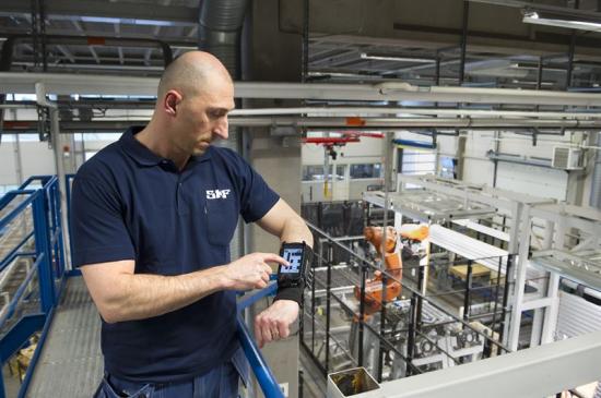 Operatör vid SKFs härdanläggning i Göteborg som testar en app som håller koll på produktionen