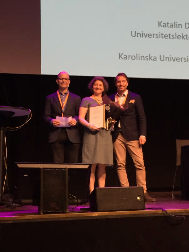 Katalin Dobra mottar stipendium från Svensk Förening för Patologi (SvFP), överlämnat av Anders Edsjö (till vänster i bilden).
