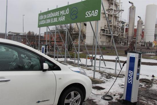SSAB jobbar för att bli helt fossilfria till år 2045. Ett steg i ledet är att erbjuda elbilsladdning till sina anställda i Oxelösund.
