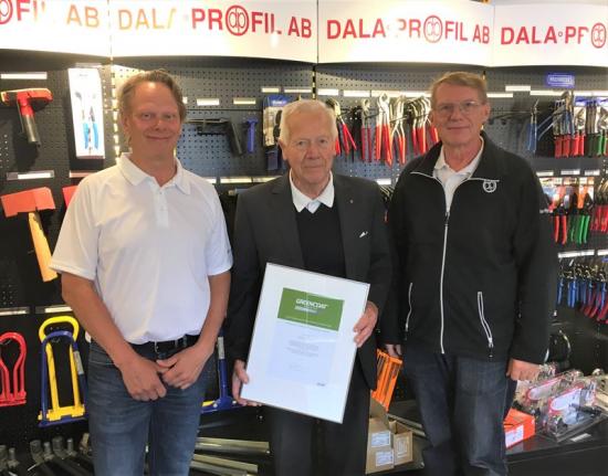 Patrik Edmer, Rolf Sandström och Pär Sixtensson med diplomet för Dala-Profil AB som en GreenCoat® Partner.