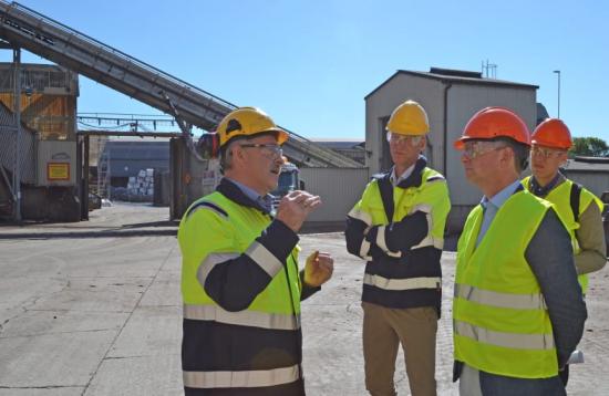 Fabrikschef Per Ole Morken berättar om Cementa för närings- och innovationsminister Mikael Damberg.