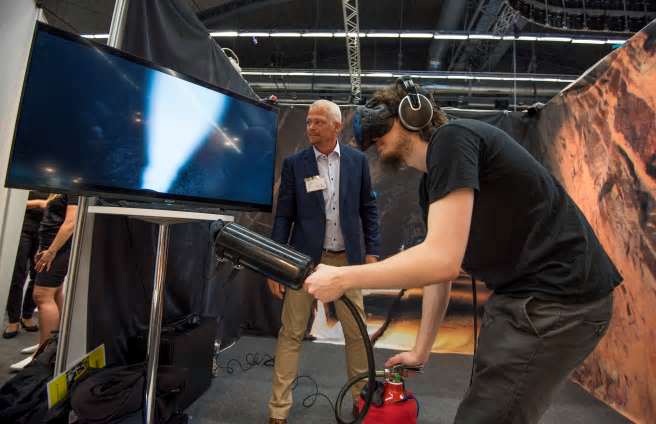Nicklas Karlsson, vd på Innan AB visar VR-brandsläckning tillsammans med Erik Okfors under Euro Mine Expo 2016.