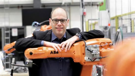Fredrik Danielsson, nyutnämnd professor i Automation, uppskattar att arbeta med industrinära forskning. I det avancerade automationslabbet på Produktionstekniskt centrum genomförs en hel del praktiska försök.