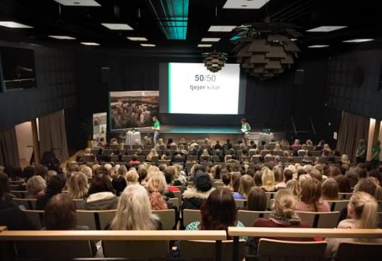 300 tjejer kom för att höra mer om att jobba på Derome, målet om att vara lika många killar som tjejer och om tjänsterna på den nya volymhusfabriken i Värö, utanför Varberg.
