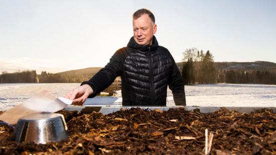 Per Sandström har utvecklat en ny teknik för att torka bark.