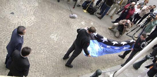 Kol- och stålgemenskapens gamla flagga viks ihop under överinseende av Romano Prodi och Enrico Gibellieri den 23 juli 2002, när gemenskapen upphörde efter 50 år.