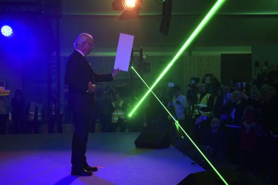 Hans majestät kung Car XVI Gustaf under invigningsceremonin, där han med laser och pappersmassa förklarade den nya fabriken invigd.