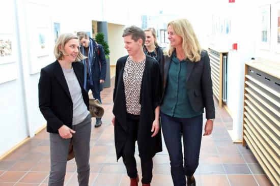 Miljöminister Karolina Skog (t.v) tillsammans med Teresia Christborn, kommunikationsansvarig Preem, och Helene Samuelsson, kommunikationschef Preem, under besöket i Lysekil.