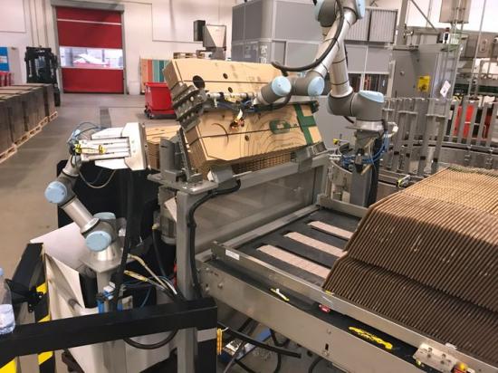 För att komma till rätta med olyckorna investerade Carlsberg Fredericia i två cobotar från Universal Robots, ett företag som distribuerar industrirobotar över hela världen.