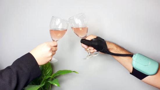 Tekniken har gjort det möjligt för en förlamad person att greppa glas och bestick och därmed äta och dricka själv.