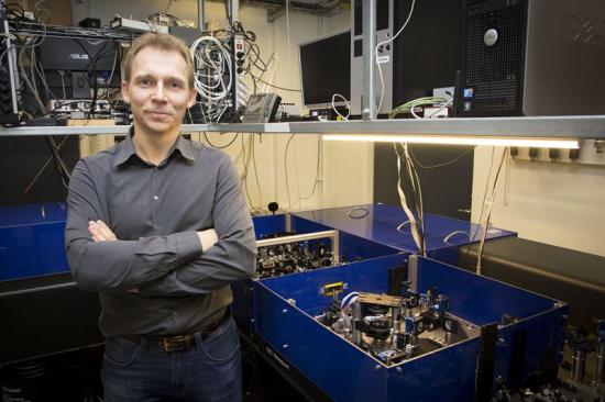 Kemiprofessor Donatas Zigmantas vid Lunds universitet är mycket nöjd med experimentet. I den nya studien har han studerat de så kallade plexcitonpartiklarna.