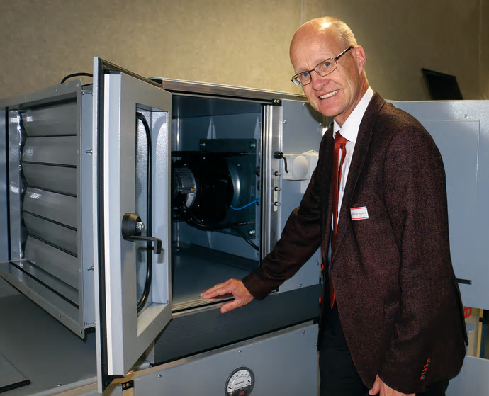Professor Karl-Josef Albers, chef för laboratoriet för ventilation och luftkonditionering vid Esslingen University of Applied Sciences, är mycket nöjd med den nya \