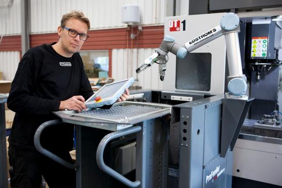 “Jag skulle vilja se fler robotar här”, säger Mikael Andersson, som inte är rädd att förlora jobbet. Istället har hans dagliga uppgifter blivit mer varierade och intressanta efter införandet av automationsteknik hos FT-Produktion.