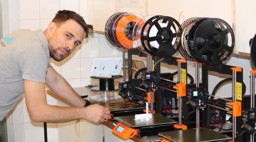 Här pågår 3D-printing av plastvisir till vården, på initiativ av studenten David Simonsson.