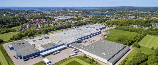 Flygfoto över Motala Företagspark. I byggnadsdelen till höger i bild byggs sorteringsanläggningen för plastförpackningar.