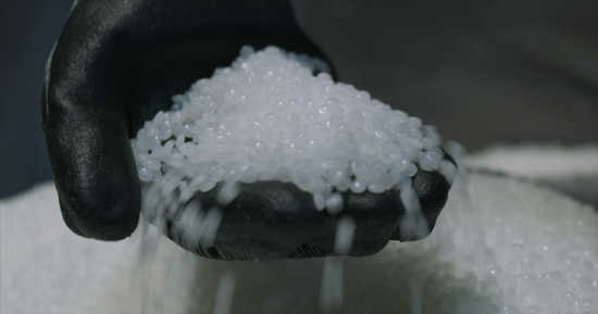 Plastpellets som kan användas för att producera nya plastprodukter. Pelletsen tillverkas av gas som i sin tur kommer från blandat brännbart avfall som hettats upp till 600-800 grader.
