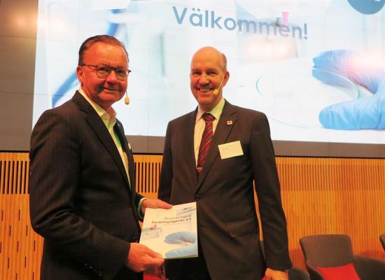 <span>Stora Ensos vd och koncernchef Karl-Henrik Sundström tillsammans med <span>Stora Ensos Innovationschef för Sverige Mikael Hannus</span>.</span>