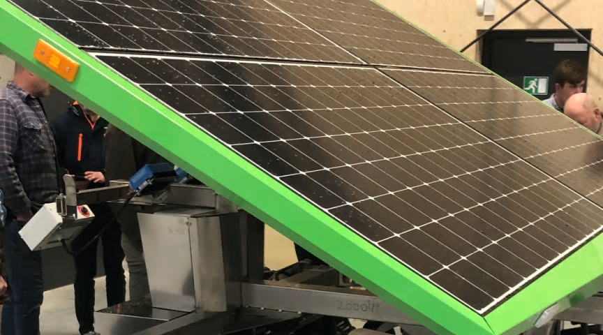 Roboten drivs av solenergi från solcellerna på dess tak.