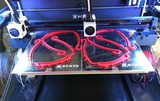 Bågar till skyddsvisir som tillverkats i en 3D-skrivare.