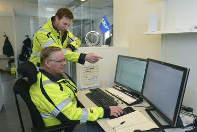 Magnus Backe, chef SKF Solution Factory i Kiruna och Krister Fredriksson till höger analyserar en maskin