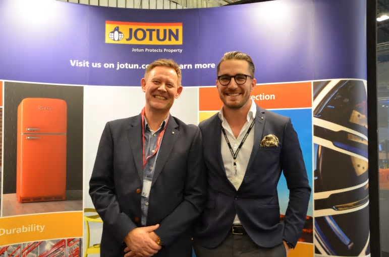Det är första gången som Jotun ställer ut på Elmia Subcontractor. Här syns Carl-Oskar Hjern, till höger, tillsammans med försäljningskollegan Leif Wolden.