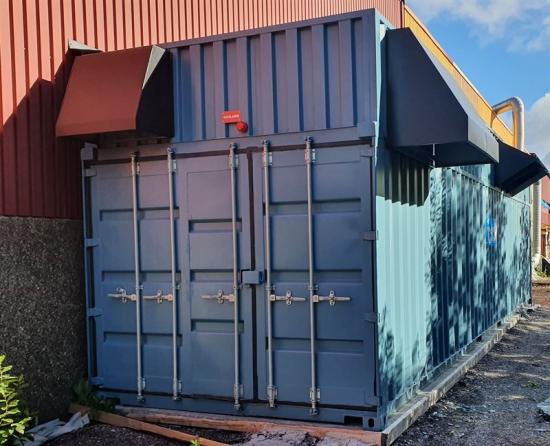 Containern är enkel att öppna och enkel att flytta På utsidan finns kåpor som förhindrar att ventilationen drar in snö och regn i containern.