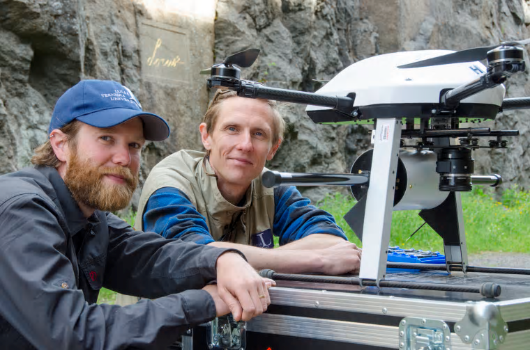 Tobias Bauer och Joel Andersson, forskare respektive doktorand i malmgeologi vid Luleå tekniska universitet.