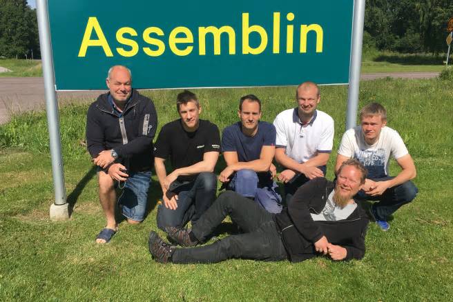 Sex seniora automationsspecialister rekryteras till Assemblin i Borlänge i september. Från vänster: Ronny Säll, Tomas Morén, David Czuczor, Mattis Viklund, Emil Svedin och Magnus Holm (liggande).