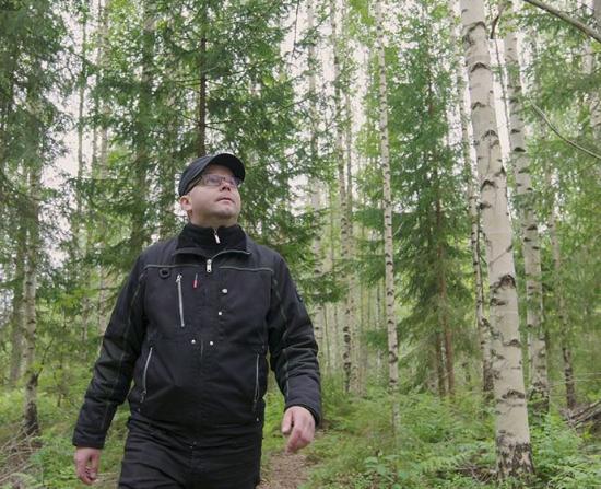 <span><span><span>All träråvara som Metsä Wood använder kommer från hållbart skötta skogar, som Jukka Heikkonens familjeägda skog.</span></span></span>