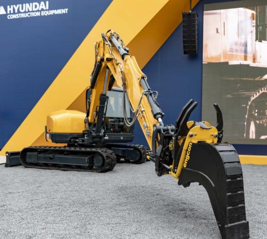 Hyundai fabriksförbereder sina grävmaskiner för Engcons tiltrotatorer.