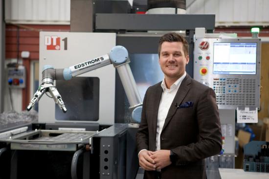 “Vi levererar en fullständig lösning – en CNC-maskin som är automatiserad med samarbetande robottekniker”, säger Adam Asplund, försäljare hos Edströms.