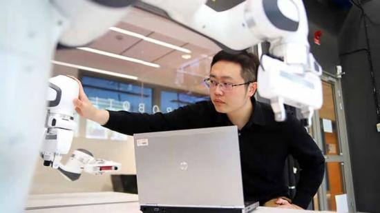 Forskaren Da Sun har genom AI.MEE-projektet Autodive jobbat med Saab Dynamics för att utveckla tekniker till fjärrstyrda robotar.