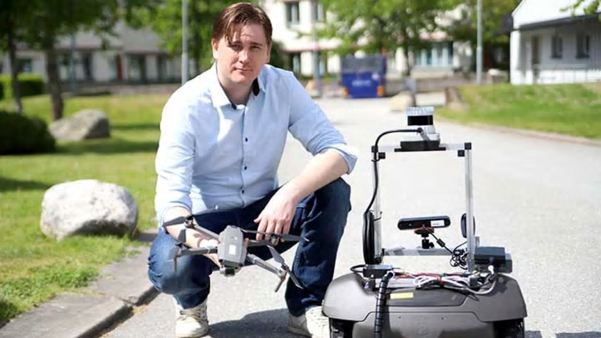 Martin Längkvist, AI-forskare på &Ouml;rebro universitet, har jobbat med att få en drönare och en mobil robot på marken att kommunicera med varandra.